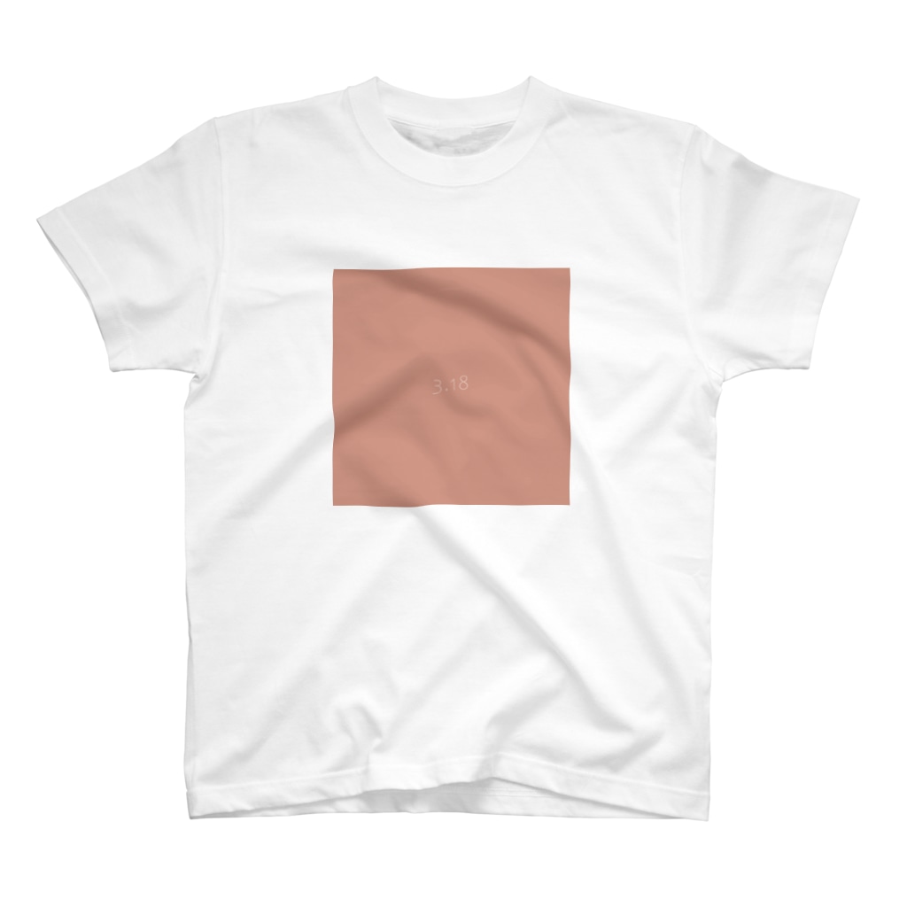 3月18日の誕生色「ミューテッド・クレイ」のTシャツ