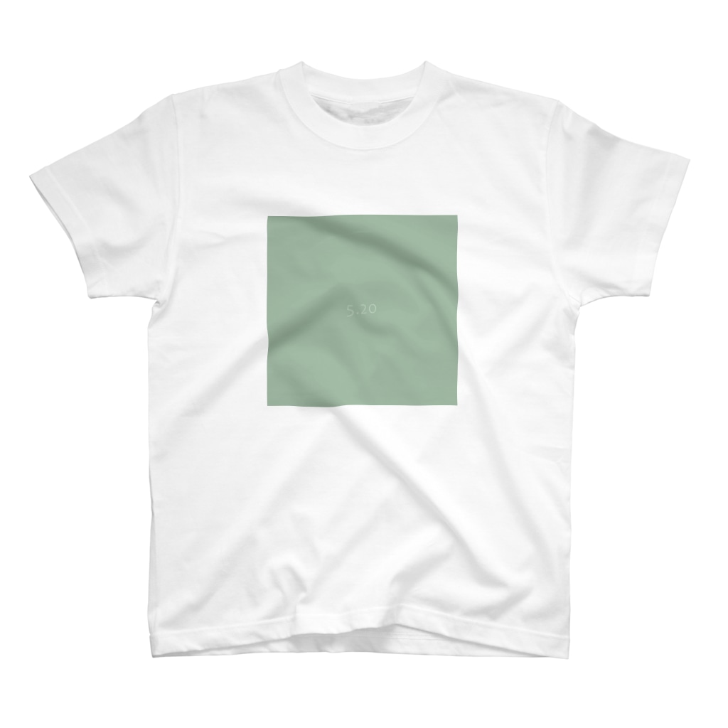 5月20日の誕生色「スモーク・グリーン」のTシャツ
